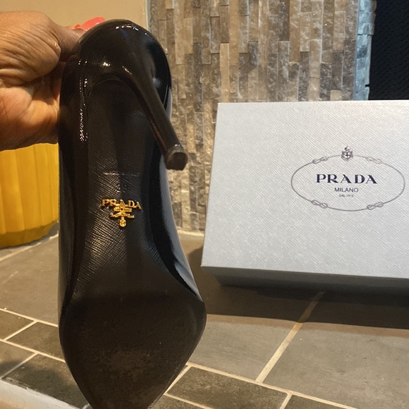 Beautiful like new textured patent leather Prada Pumps worn only a few times - Picture 3 of 8